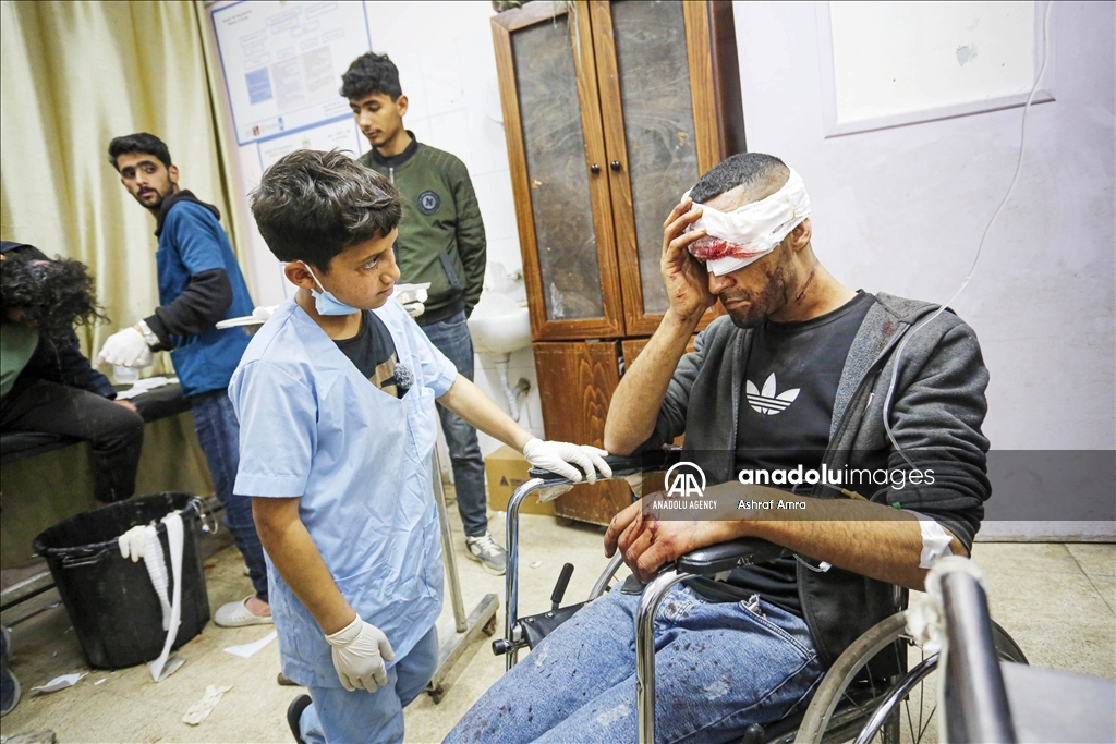 Mali heroj odrastao preko noći: Palestinski dječak volontira u bolnici i pomaže ranjenima 