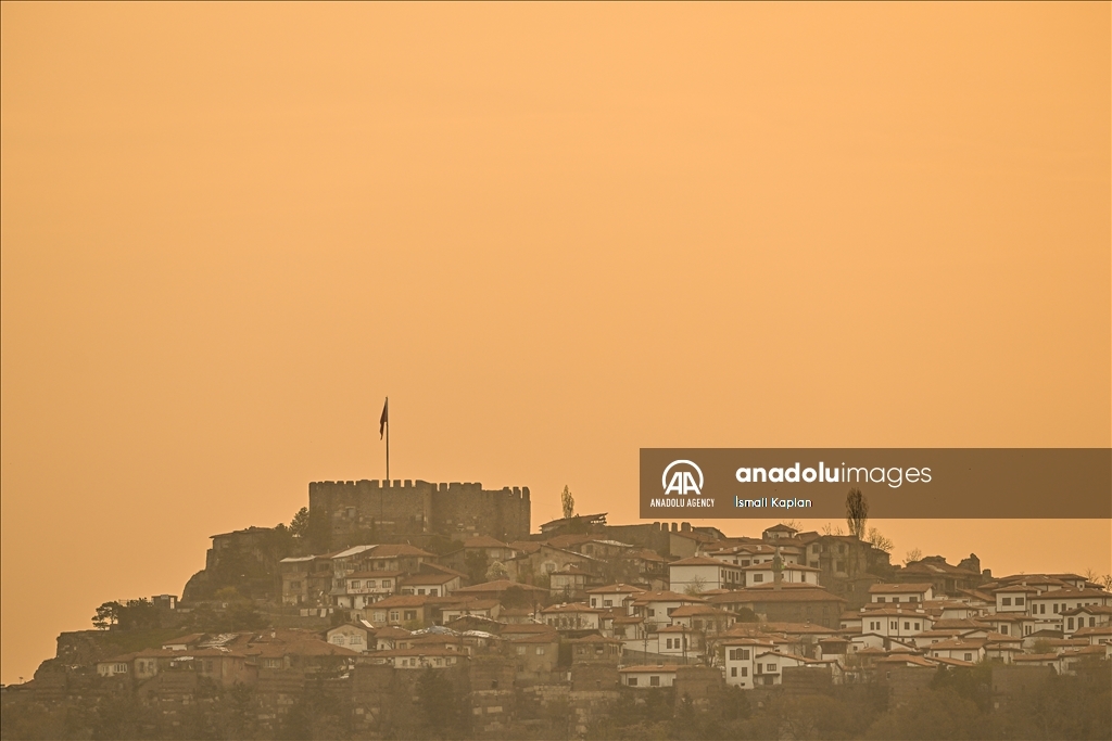 Turkiye: Izlazak sunca na jutarnjem nebu iznad Ankare