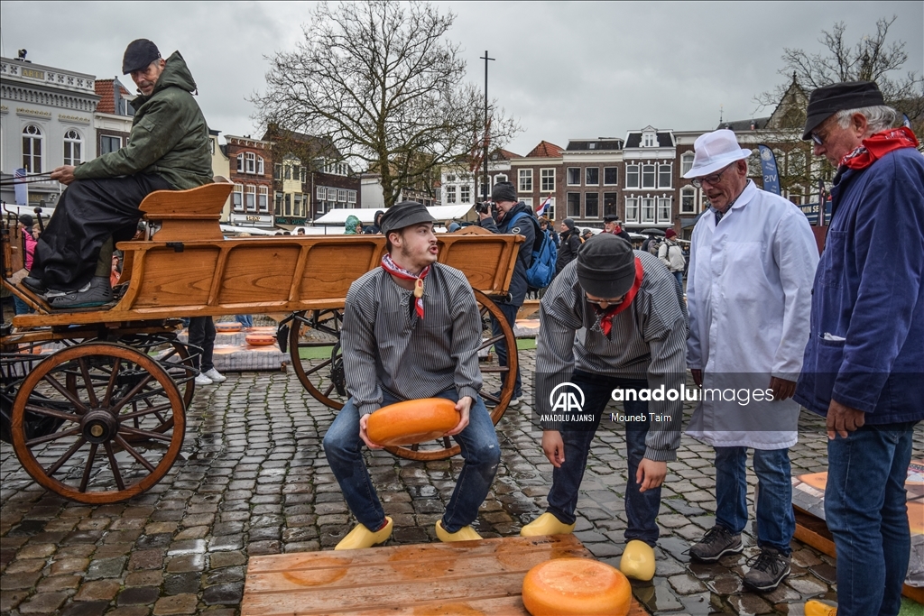 Hollanda'da yılın ilk peynir pazarı düzenlendi