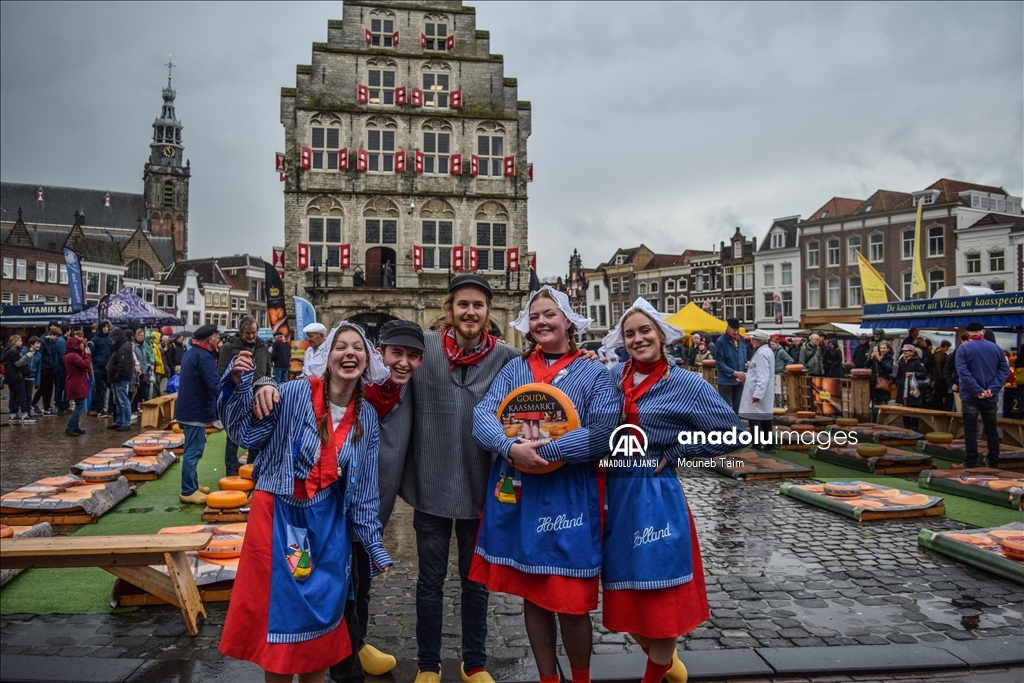 Hollanda'da yılın ilk peynir pazarı düzenlendi