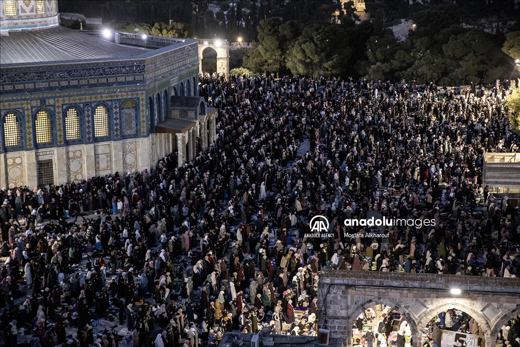 200 ألف مصلٍ يُحيون ليلة القدر بالمسجد الأقصى