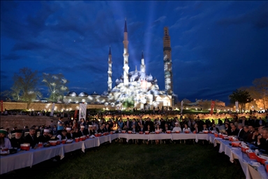 На ифтар на отворено во турскиот град Едрене присуствуваа пет илјади луѓе