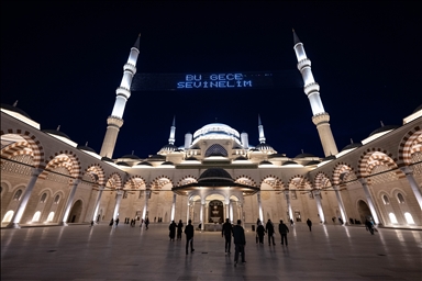 مساجد إسطنبول تمتلئ بالمصلين لإحياء "ليلة القدر"