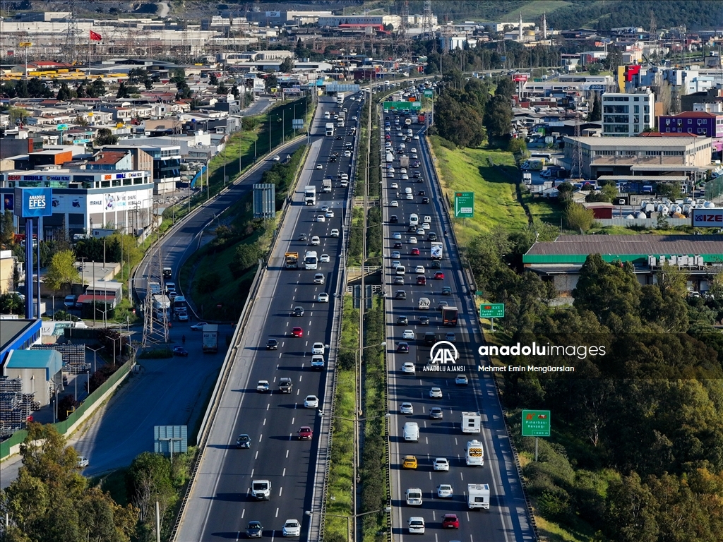 İzmir ve Aydın'da turizm güzergahlarında trafik yoğunluğu yaşandı