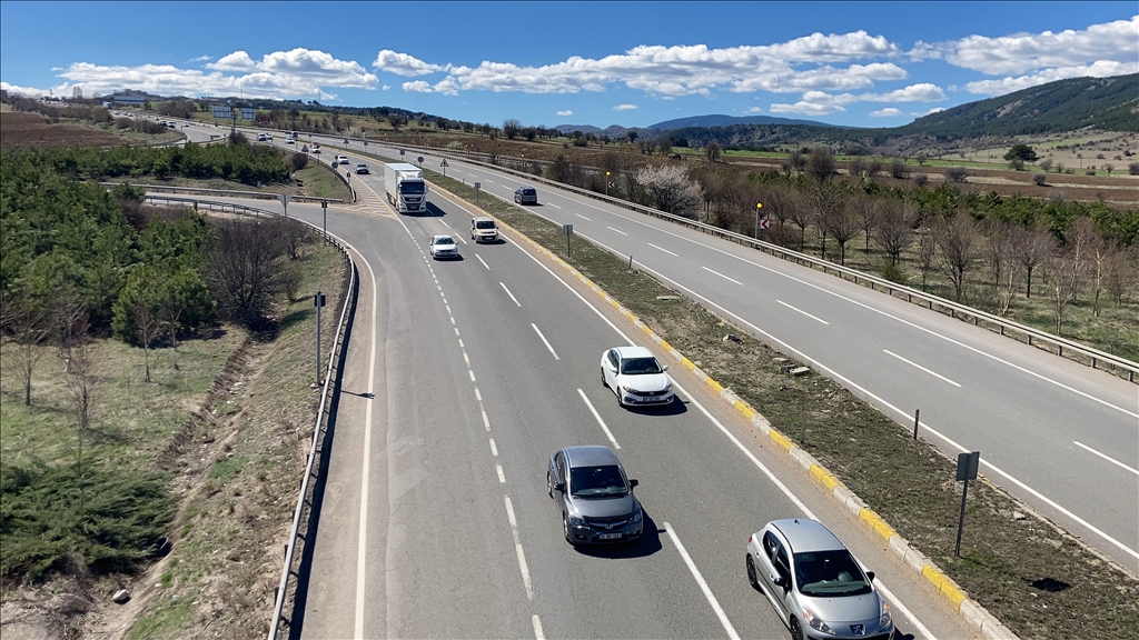 Otoyollarda bayram tatili dolayısıyla trafikte akıcı yoğunluk sürüyor