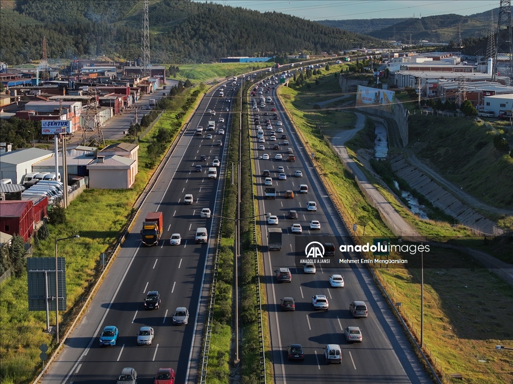 İzmir ve Aydın'da turizm güzergahlarında trafik yoğunluğu yaşandı