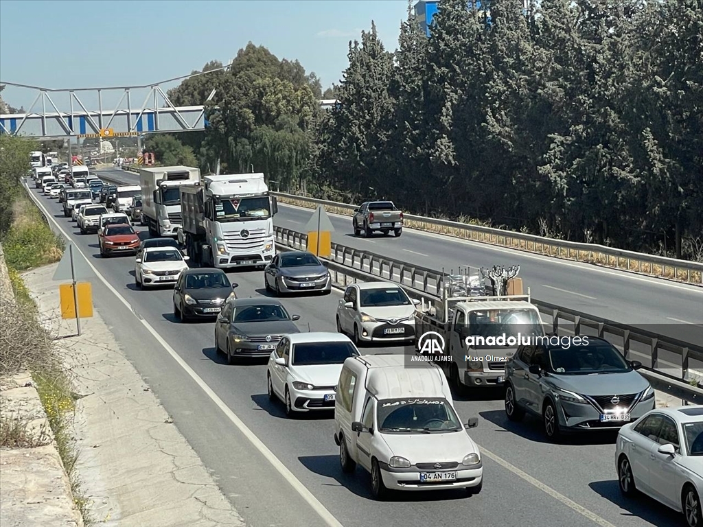 İzmir ve Aydın'da turizm güzergahlarında trafik yoğunluğu yaşandı