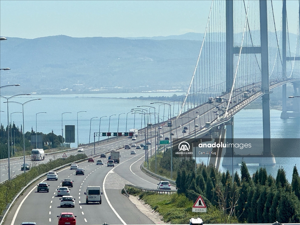 Osmangazi Köprüsü'nde bayram tatili dolayısıyla trafikte akıcı yoğunluk sürüyor