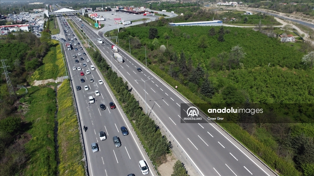 Otoyollarda bayram tatili dolayısıyla trafikte akıcı yoğunluk sürüyor