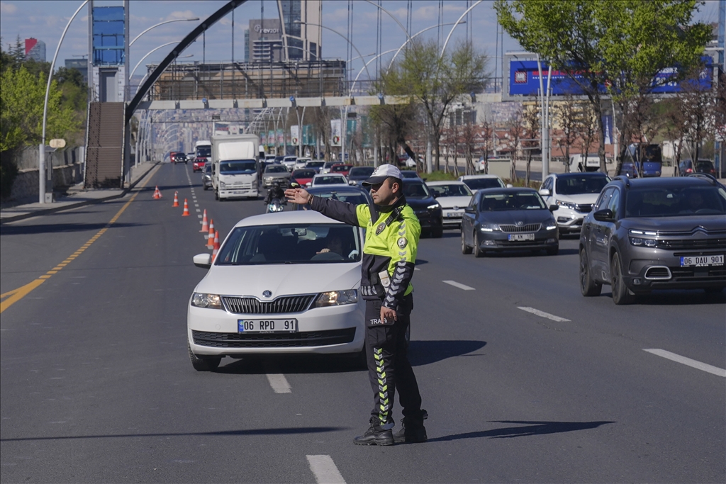 Başkentte polis bayram öncesi trafik denetimlerini artırdı