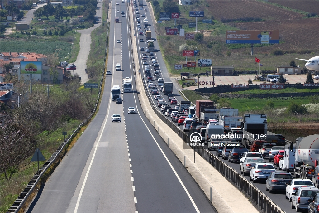 Tekirdağ-İstanbul kara yolunda bayram öncesi trafik yoğunluğu arttı
