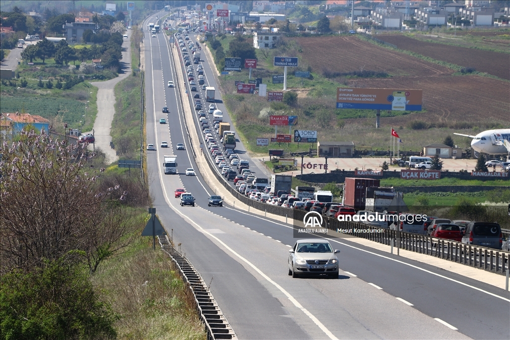 Tekirdağ-İstanbul kara yolunda bayram öncesi trafik yoğunluğu arttı