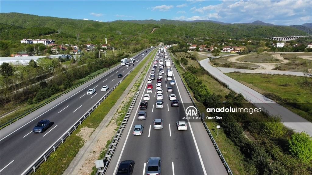 Otoyollarda bayram tatili dolayısıyla trafikte akıcı yoğunluk sürüyor