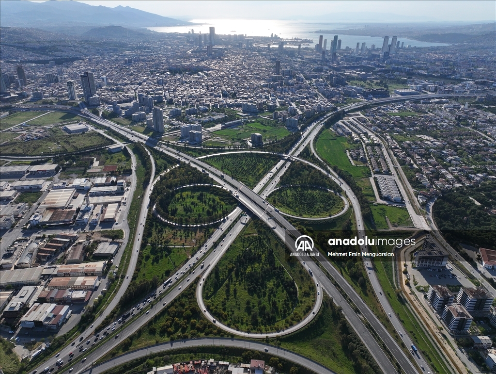 İzmir ve Aydın'da turizm güzergahlarında trafik yoğunluğu yaşandı