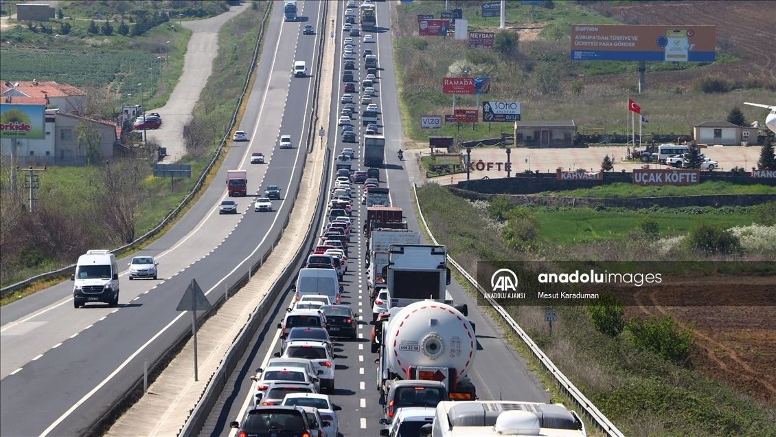 Tekirdağ-İstanbul kara yolunda bayram öncesi trafik yoğunluğu arttı