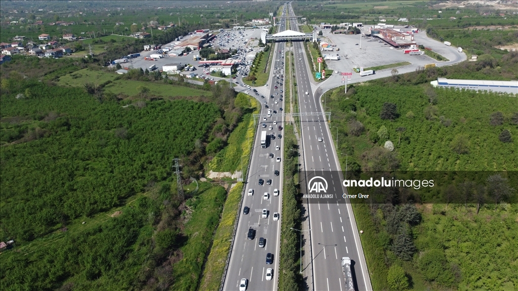 Otoyollarda bayram tatili dolayısıyla trafikte akıcı yoğunluk sürüyor