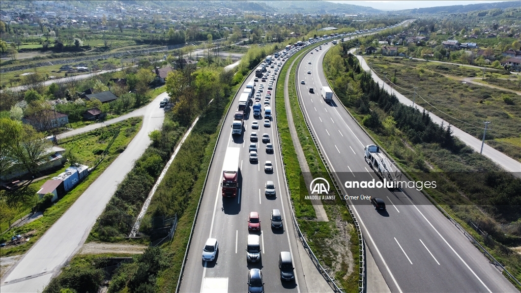 Otoyollarda bayram tatili dolayısıyla trafikte akıcı yoğunluk sürüyor