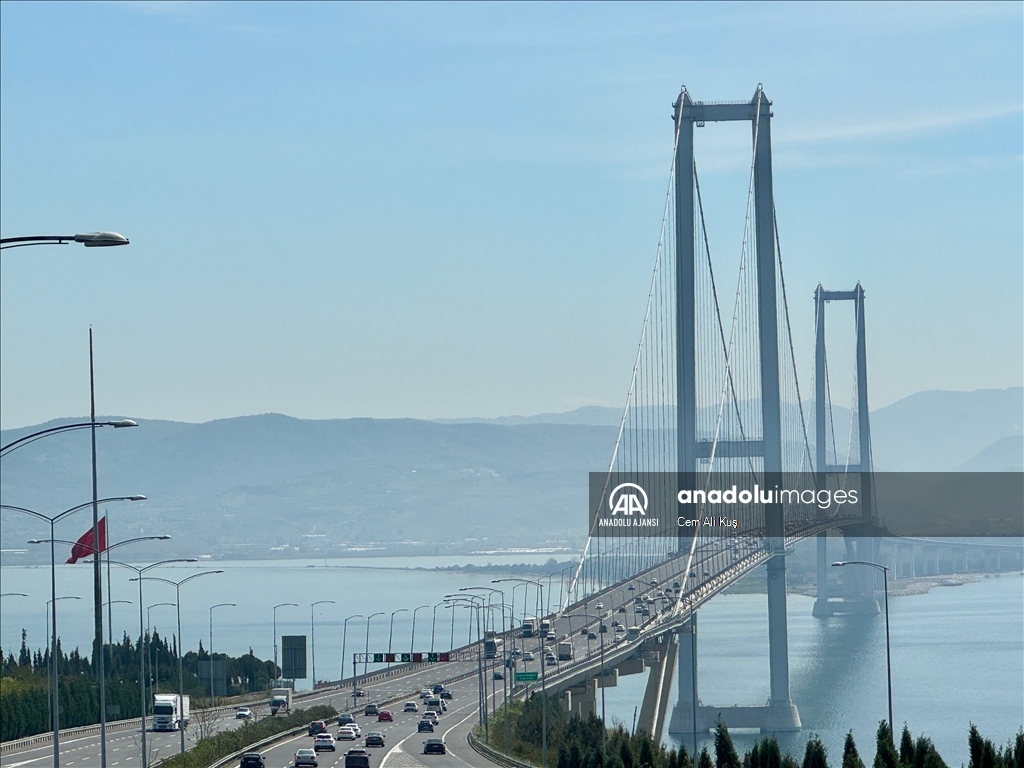 Osmangazi Köprüsü'nde bayram tatili dolayısıyla trafikte akıcı yoğunluk sürüyor