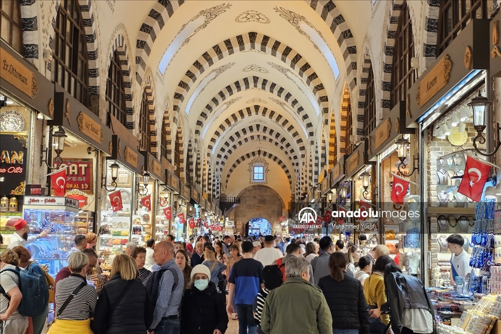 إسطنبول.. أجواء العيد وأفراحه تخيم على السوق المصري