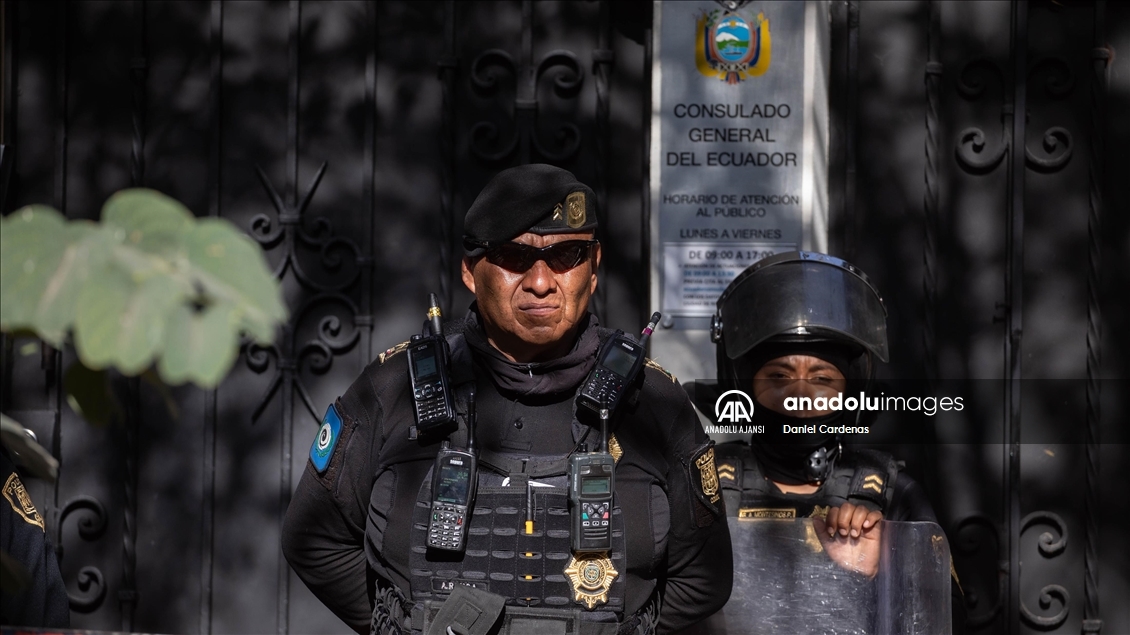 Meksika'daki Ekvador Büyükelçiliği önünde protesto düzenlendi