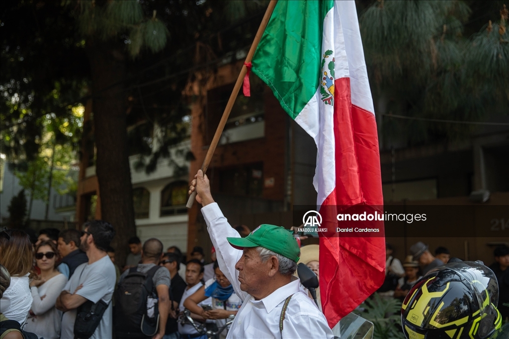 Meksika'daki Ekvador Büyükelçiliği önünde protesto düzenlendi