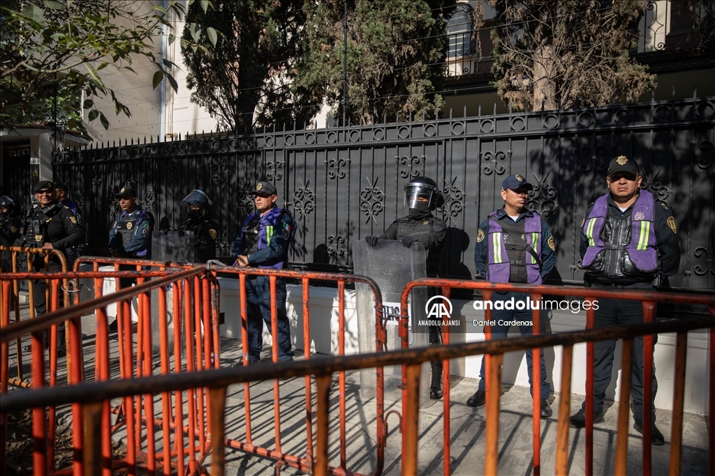 Meksika'daki Ekvador Büyükelçiliği önünde protesto düzenlendi