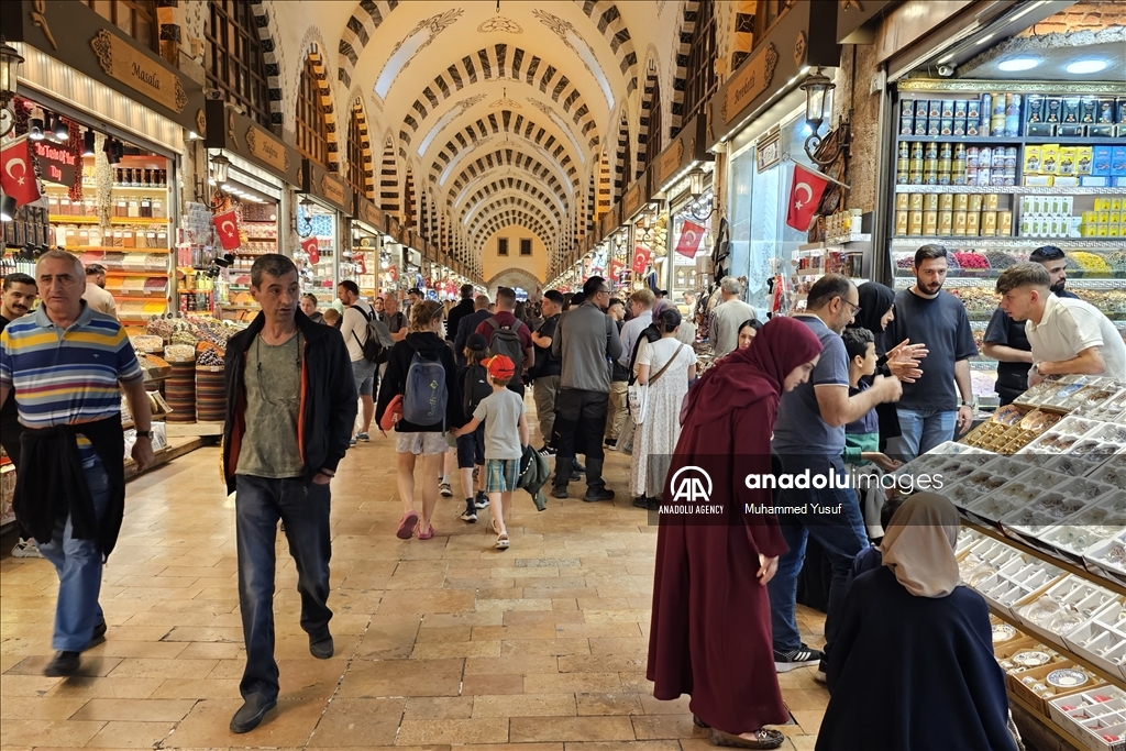 إسطنبول.. أجواء العيد وأفراحه تخيم على السوق المصري