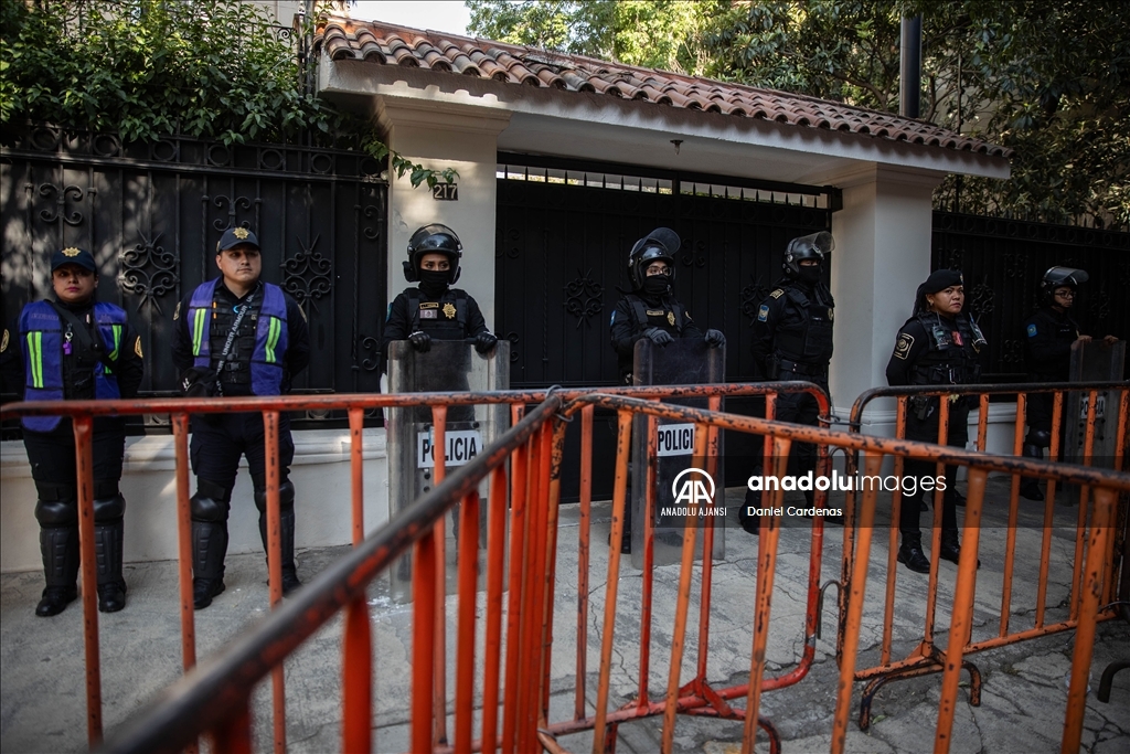 Meksika'daki Ekvador Büyükelçiliği önünde protesto düzenlendi