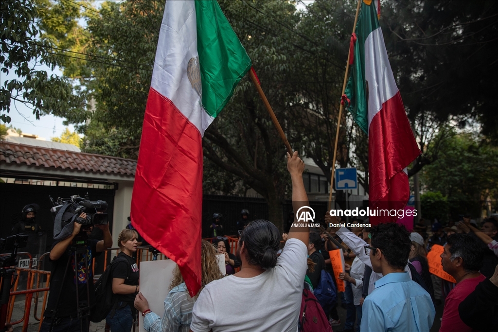 Meksika'daki Ekvador Büyükelçiliği önünde protesto düzenlendi