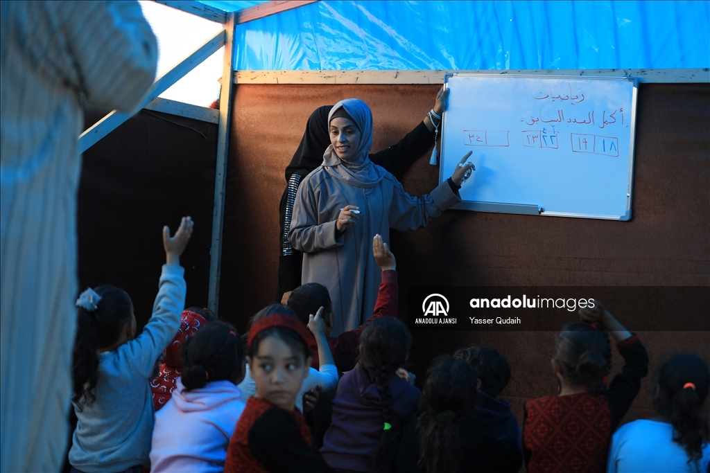 Savaşın gölgesinde yaşayan Gazzeli çocuklar çadır okulda eğitim görüyor