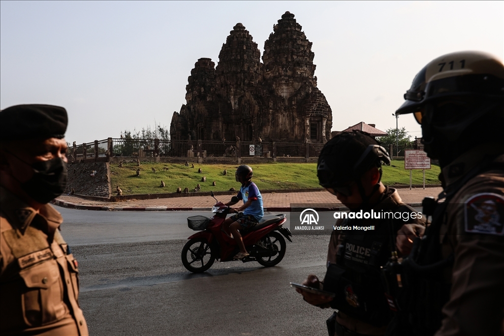 Tayland'ın Lopburi kentindeki sayıları hızla artan makak maymunları güvenlik tehdidi oluşturuyor