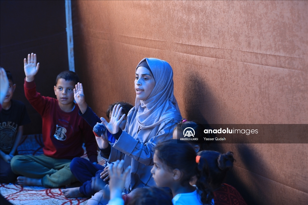Savaşın gölgesinde yaşayan Gazzeli çocuklar çadır okulda eğitim görüyor