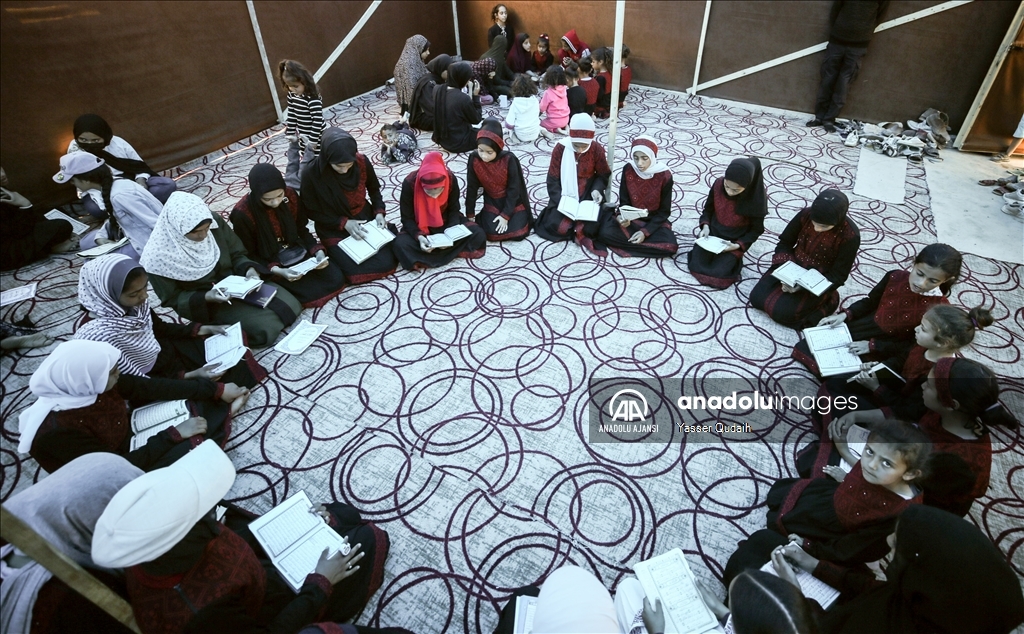Savaşın gölgesinde yaşayan Gazzeli çocuklar çadır okulda eğitim görüyor