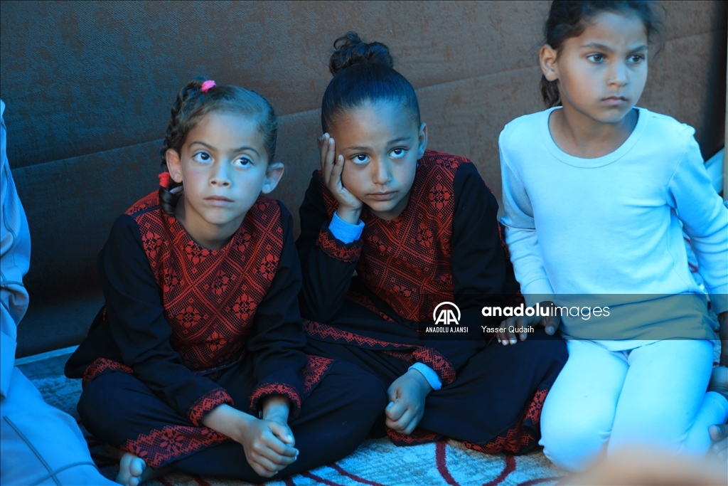 Savaşın gölgesinde yaşayan Gazzeli çocuklar çadır okulda eğitim görüyor