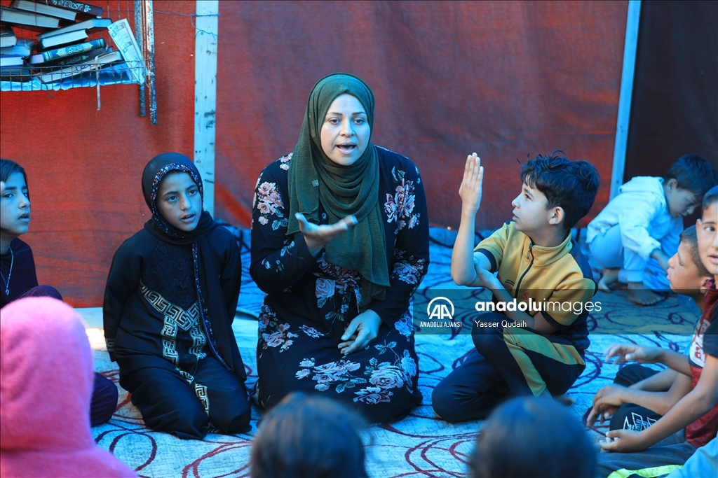 Savaşın gölgesinde yaşayan Gazzeli çocuklar çadır okulda eğitim görüyor