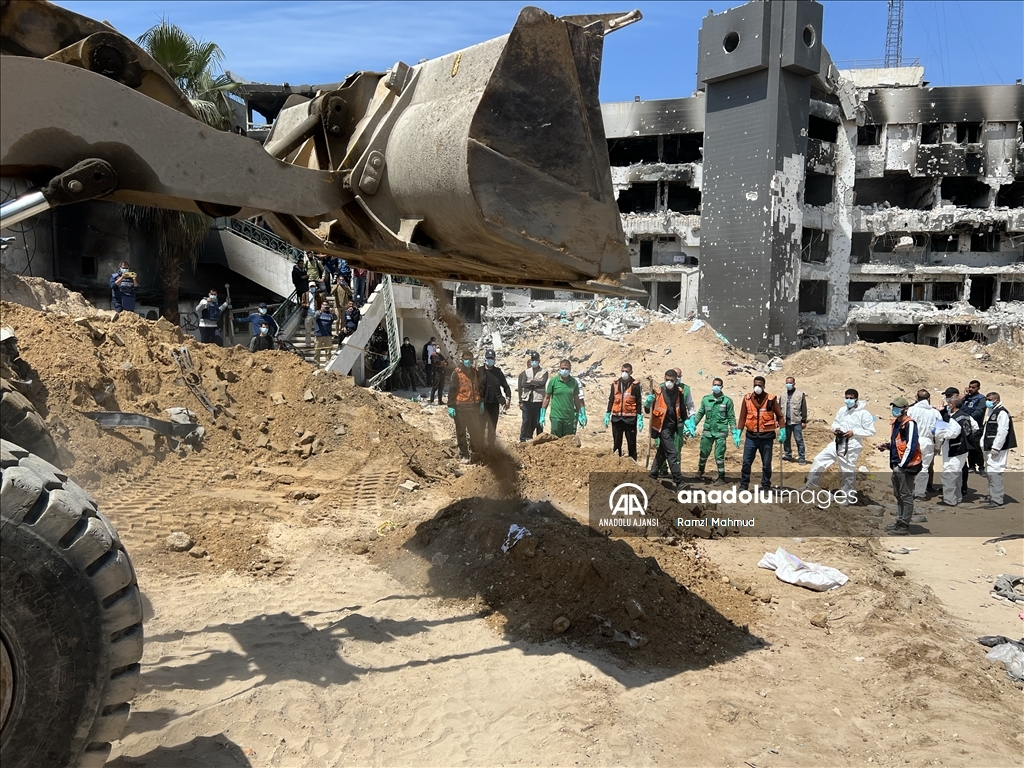İsrail güçlerinin Şifa Hastanesi baskınında öldürdüğü Filistinlilerin cesetleri toplandı