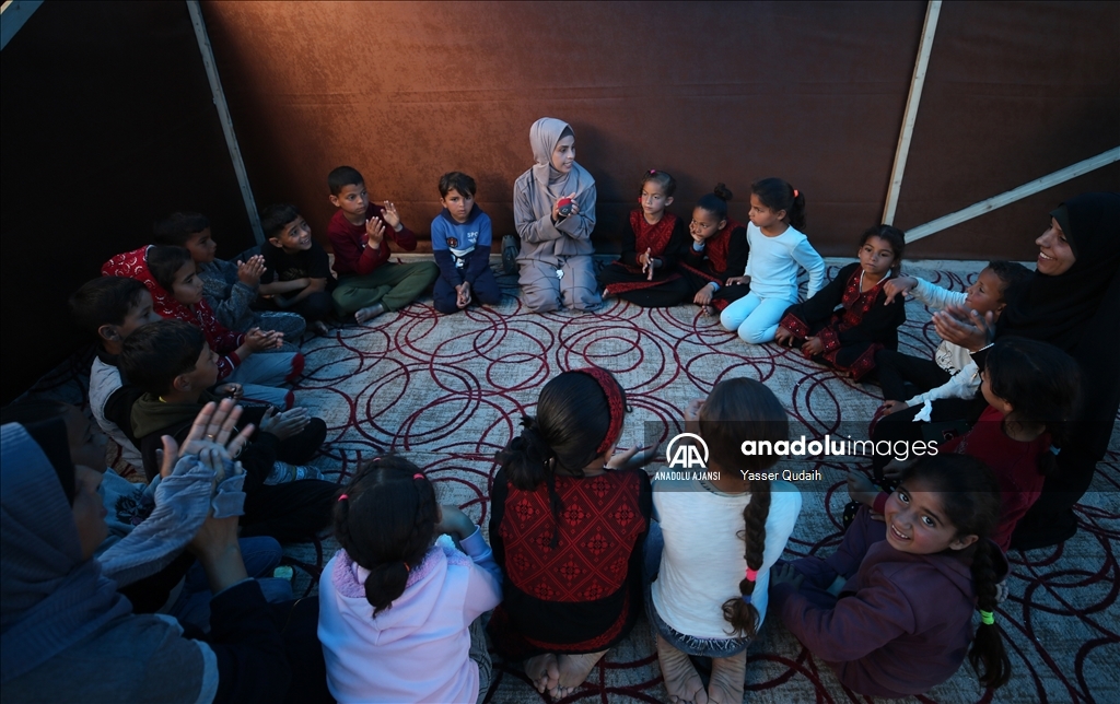 Savaşın gölgesinde yaşayan Gazzeli çocuklar çadır okulda eğitim görüyor