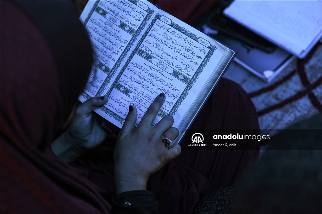 Savaşın gölgesinde yaşayan Gazzeli çocuklar çadır okulda eğitim görüyor