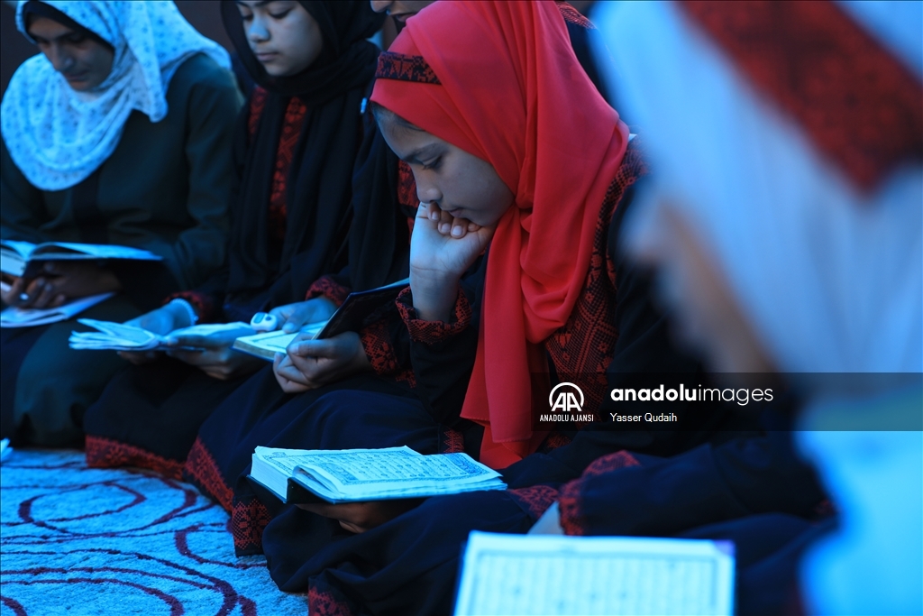 Savaşın gölgesinde yaşayan Gazzeli çocuklar çadır okulda eğitim görüyor