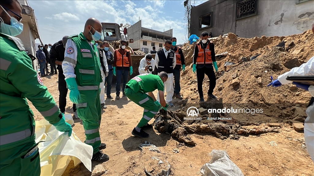 İsrail güçlerinin Şifa Hastanesi baskınında öldürdüğü Filistinlilerin cesetleri toplandı
