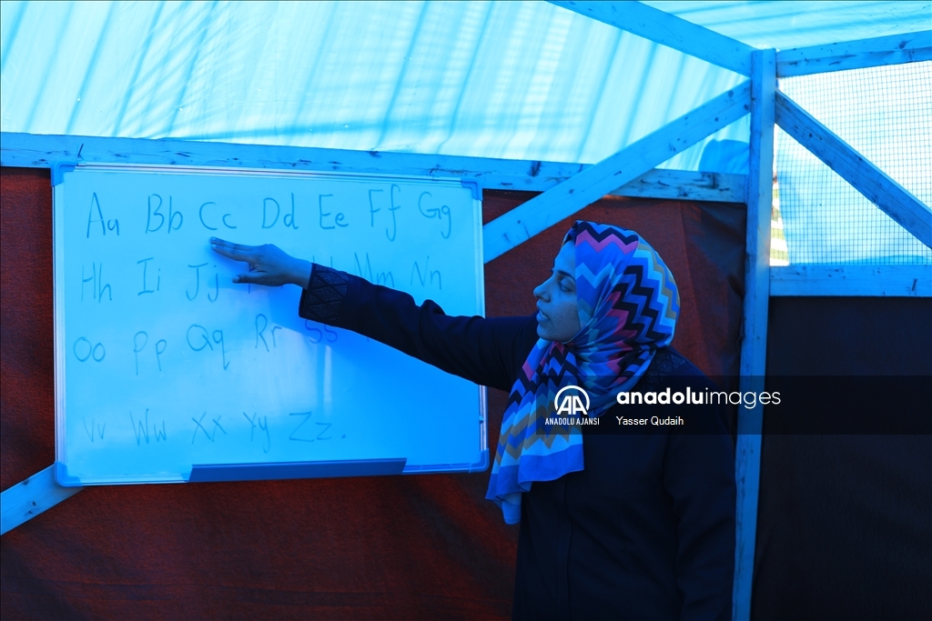 Savaşın gölgesinde yaşayan Gazzeli çocuklar çadır okulda eğitim görüyor