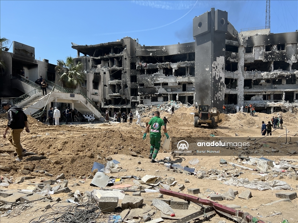 İsrail güçlerinin Şifa Hastanesi baskınında öldürdüğü Filistinlilerin cesetleri toplandı