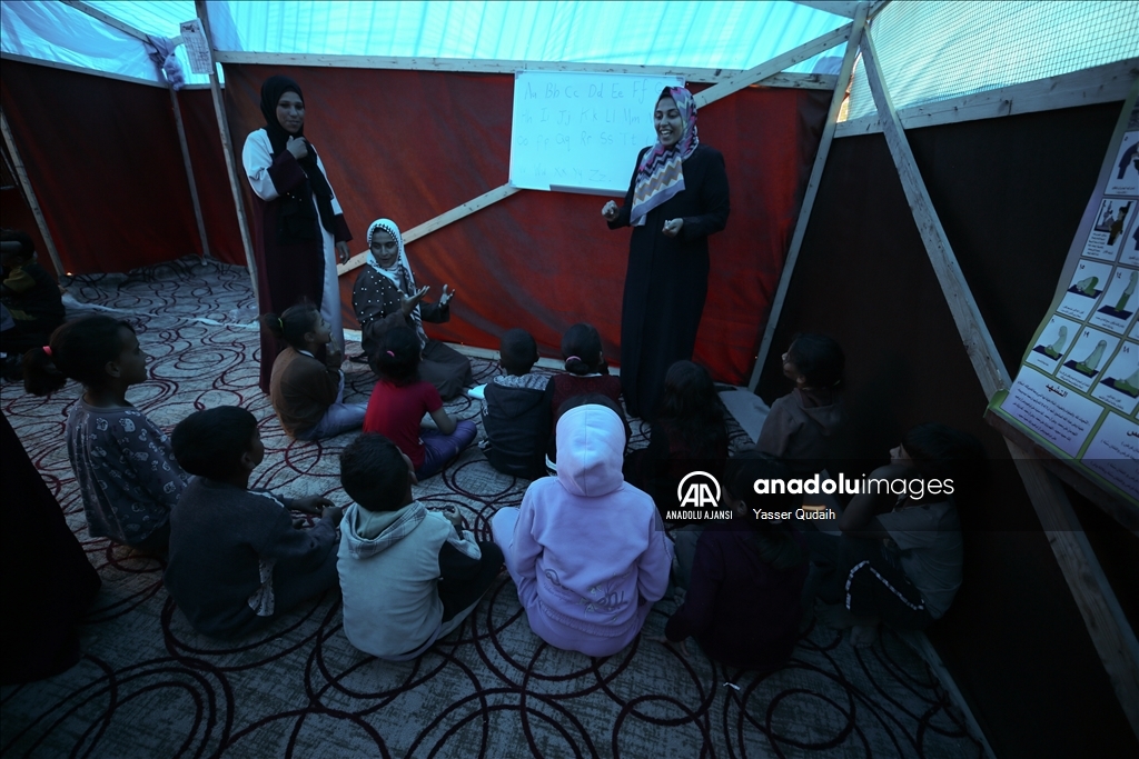 Savaşın gölgesinde yaşayan Gazzeli çocuklar çadır okulda eğitim görüyor