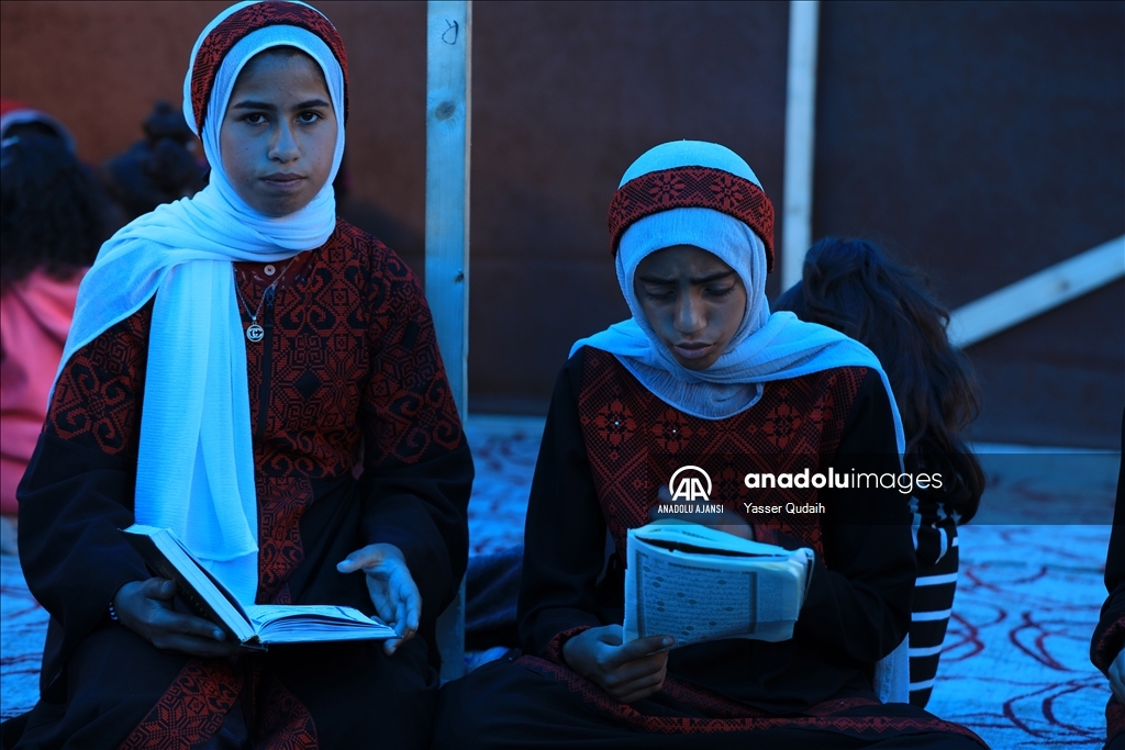 Savaşın gölgesinde yaşayan Gazzeli çocuklar çadır okulda eğitim görüyor