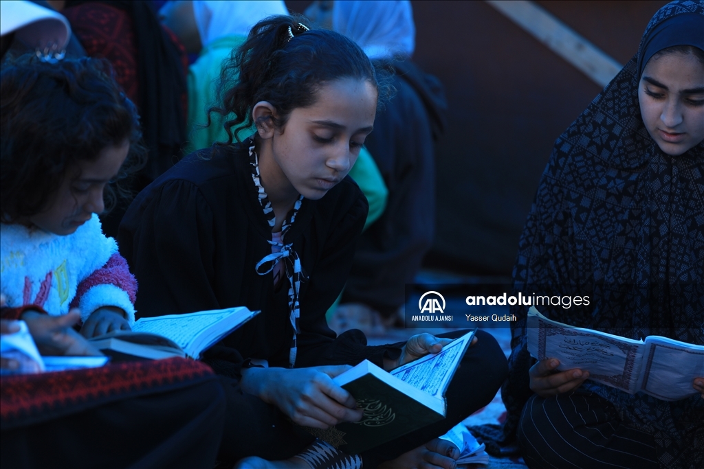 Savaşın gölgesinde yaşayan Gazzeli çocuklar çadır okulda eğitim görüyor