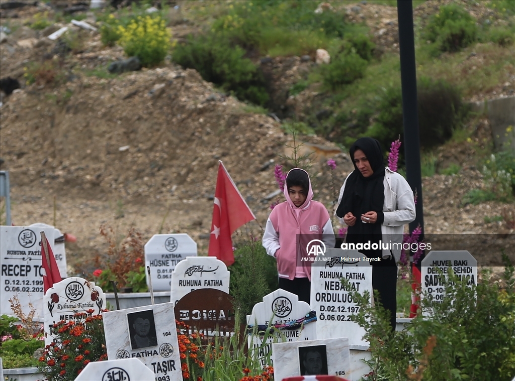 Hatay'da mezarlıklara bayram arifesinde hüzünlü ziyaret