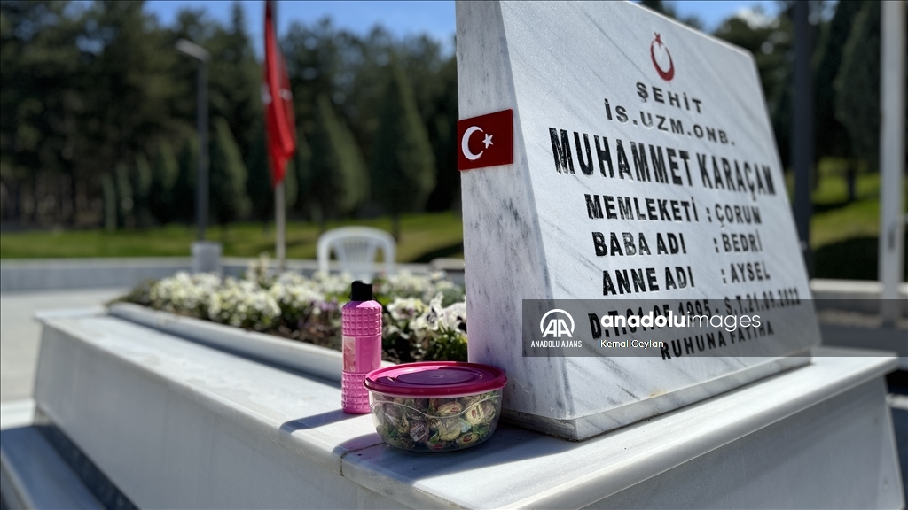 Çorum'da Ramazan Bayramı dolayısıyla şehit kabirlerine bayram şekeri bırakıldı