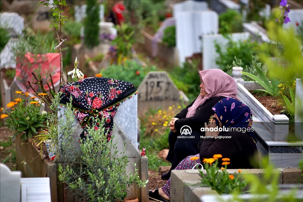 Osmaniye'de mezarlıklara bayram arifesinde hüzünlü ziyaret