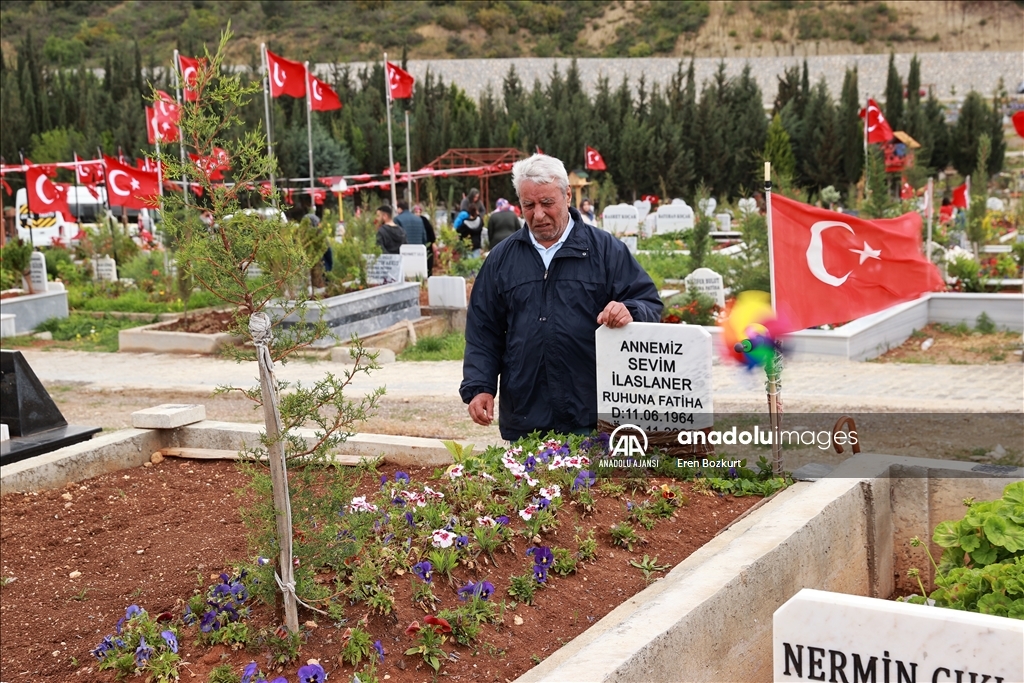 Depremlerden etkilenen Adana'da mezarlıklara hüzünlü ziyaret