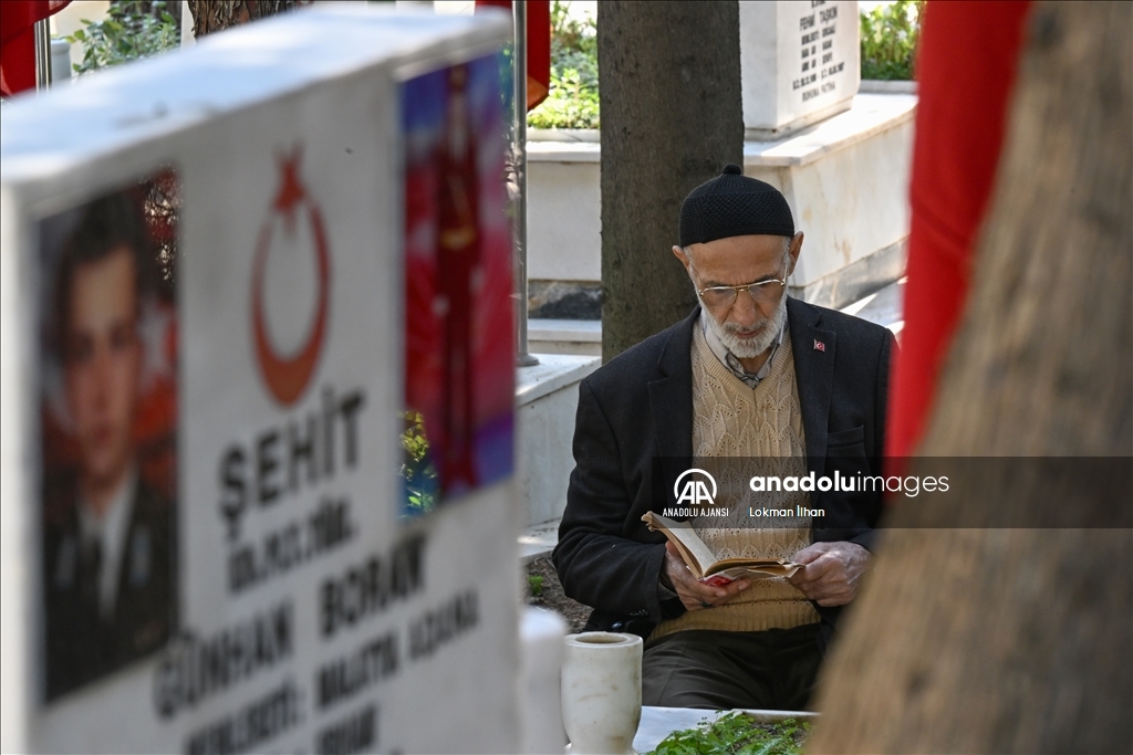 İzmir'de şehit yakınları bayram öncesi şehitliği ziyaret etti